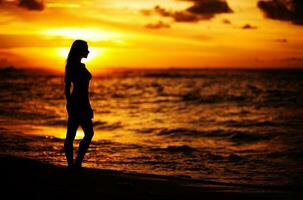 skön ung kvinna på de strand foto