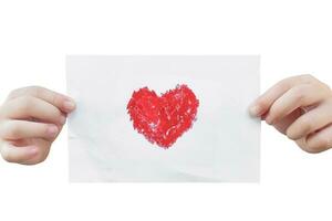 barn hand som håller papper med hjärtat symbol ritning av läppstift, isolerad på vit bakgrund. med urklippsbana foto