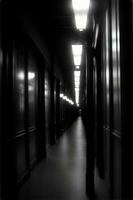 en svart och vit Foto av en lång hall. ai genererad