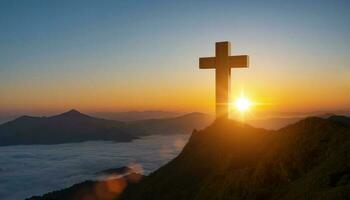 silhuetter av kristen korsa symbol på topp berg på soluppgång himmel bakgrund. begrepp av crucifixion av Jesus Kristus. foto