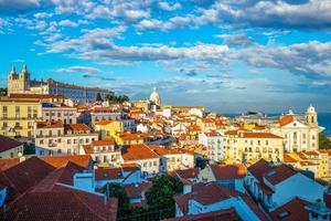 horisont av alfama-distriktet i Lissabon, huvudstaden i Portugal foto