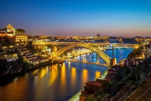 stadsbild av porto i portugal i skymningen foto