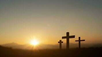 crucifixion av Jesus christ på solnedgång himmel. silhuett av tre kristen korsa på suddig kulle bakgrund. foto
