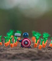 warsaw 2020 - lego superhjälte minifigur avenger kapten amerika inom morötter foto