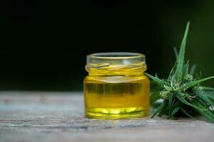 hampa olja i en glas burk, cbd cannabis olja.alternativ örter för medicin. kopia Plats. foto