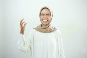 porträtt av arg ung asiatisk muslim kvinna isolerat vit bakgrund foto