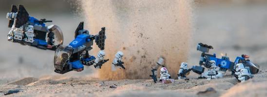 Warszawa, Polen, apr 2019 - LEGO Star Wars mini-figur stormtroopers attack på Tatooine Desert foto