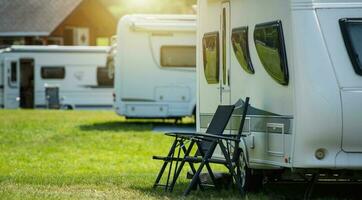 europeisk rv parkera camping under sommar säsong foto