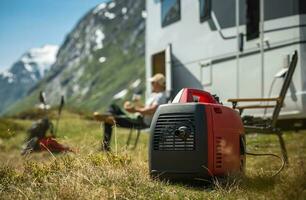 använder sig av bärbar bensin omvänd generator medan torr camping foto