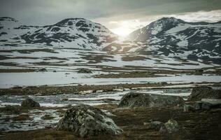 stigande Sol i naturskön mountains foto