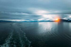 kryssning till alaska, kryssning fartyg segling genom naturskön landskap, bergen och sjöar foto