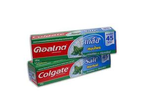 ubon ratchathani, thailand-nov 04, 2020 colgate är en varumärke av tandkräm salt ört- kalcium och fluorid produceras förbi colgate palmolive. isolerat på vit bakgrund foto