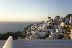 oia by på santorini ö i grekland på solnedgång foto