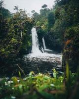 vattenfall på vägen till hana i maui, hawaii foto