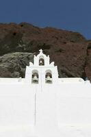 agios nikolaos kyrka nära röd strand i akrotiri på santorini ö, grekland foto