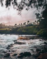 hus på en klippa bredvid en strand i maui, hawaii foto