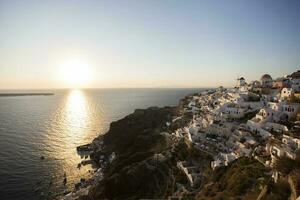 oia by på santorini ö i grekland på solnedgång foto
