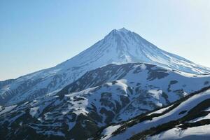 snö vulkaner i kamchatka, snöig bergen foto