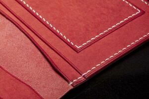 del av en röd läder plånbok eller handväska närbild. foto