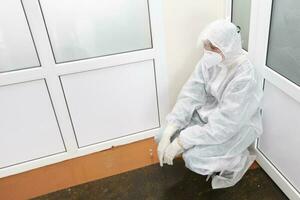 utmattad läkare i skyddande medicinsk Kläder under de coronavirus epidemi. foto
