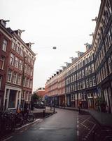 amsterdam, nederländerna 2018 - en rad hus på en gata i amsterdam foto