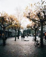 Amsterdam, Nederländerna 2018 - människor som går på gatan i Amsterdam foto