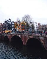 amsterdam, nederländerna 2018 - utsikt över vattnet i amsterdam foto