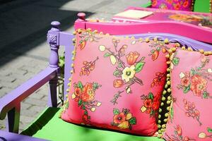 rosa Färg textur kudde på en gammal soffa på Kafé i istanbul foto
