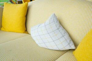 modern gul soffa med kuddar i levande rum på Hem foto