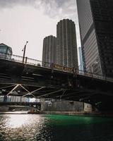 chicago, illinois 2018 - utsikt över vattnet vid chicago skyline foto