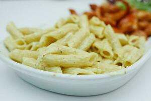 tallrik av grädde och ört pasta på tabell foto