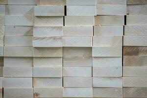 staplade trä tall timmer produktion för bearbetning och möbel produktion på träbearbetning företag foto