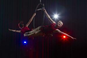 cirkus akrobater gymnaster prestera på en skede mörk bakgrund. foto