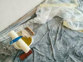 topp se av konstruktion arbetstagare skrivbord med saker för hus renovering. paintbrush foto