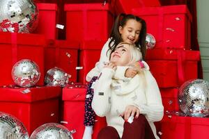 bild av mor och dotter med gåva lådor, jul foto