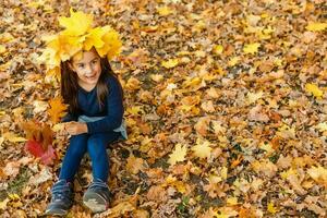 höst säsong fritid. atmosfär av höst. förtjusande leende skol höst lövverk bakgrund. Bra humör. Lycklig barn. Välkommen oktober. förenad med natur. liten barn promenad i höst parkera. foto