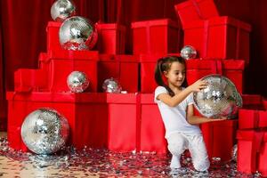 Lycklig liten flicka med jul gåvor foto