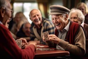 pensionerad multietnisk människor spelar kort tillsammans på Hem. Lycklig senior vänner med afrikansk par spelar kort. glad aktiva seniors spelar spel på lunch tabell. generativ ai foto