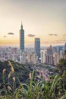 Taipei stad sett från kullen vid solnedgången