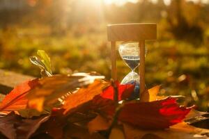 klocka, timglas och höst löv foto