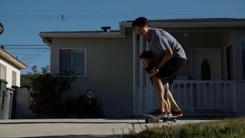 porträtt av far och son som åker skridskor på skateboard foto