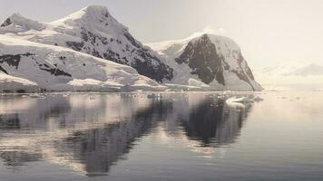 antarktisk bergig landskap, bedrägeri ö foto