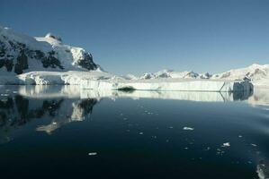 lemaire sund kust landskap, bergen och isberg, antarktisk halvö, antartica. foto