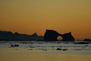 lemaire sund kust landskap, bergen och isberg, antarktisk halvö, antartica. foto