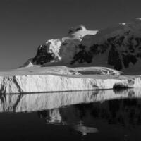 lemaire sund kust landskap, bergen och isberg, antarktisk halvö, antartica. foto