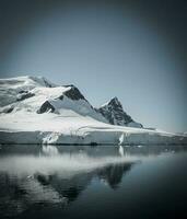 snöig bergen i paraiso bukt, antartica. foto