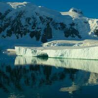 lemaire sund kust landskap, bergen och isberg, antarktisk halvö, antartica. foto