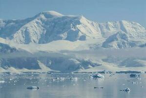 antarktisk bergig landskap, bedrägeri ö foto