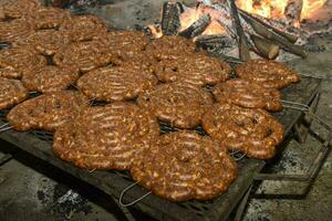 utegrill, korv och ko revben, traditionell argentine kök, patagonien, argentina. foto