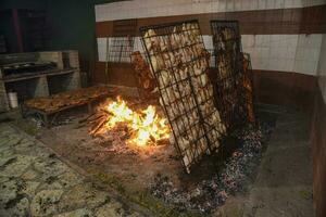 utegrill, korv och ko revben, traditionell argentine kök, patagonien, argentina. foto